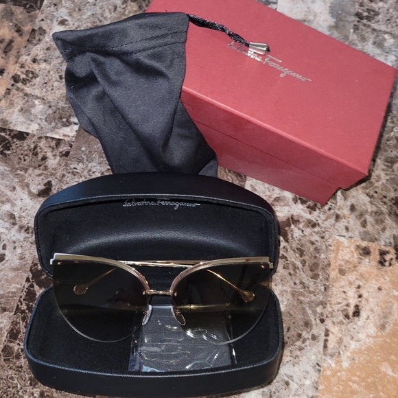 ❤ Salvatore Ferragamo Sunglasses - Picture 2 of 14